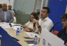 Persona en un acto político durante la campaña del 29N en Valencia