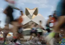 Atletas tras tomar la salida en una carrera de la Maratón Valencia 2025