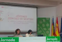 Mayte Ortiz y Ariana Pérez Coutado, de la Fundación SM, posan ante una cámara en un acto