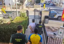 Guardia Civil traslada a dos detenidos en Calpe.