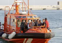 Patrullera de Salvamento Marítimo con personas migrantes rescatadas a bordo