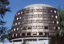 El Constitucional tumba parte de la ley valenciana de Costas por invadir competencias del Estado Fachada del Tribunal Constitucional con un cartel relacionado con la ley de Costas