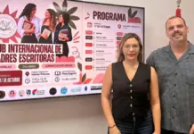 Personas en un acto en Elda, con enfoque en la creación literaria y la maternidad