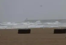 Olas golpeando el espigón del puerto de Gandía durante una tormenta