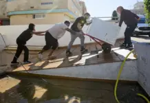 Vecinos retiran pertenencias dañadas tras las inundaciones de la dana Adam