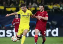 Juan Foyth del Villarreal disputa un balón con Diogo Jota del Liverpool durante un partido de Liga de Campeones
