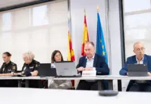 Emergencias advierte de que lo peor de la tormenta llegará por la tarde Reunión de coordinación en una sala, con participantes y documentación sobre la tormenta