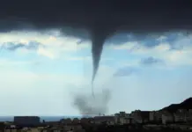 Manga o tuba sobre el cielo de Alicante durante fuertes lluvias