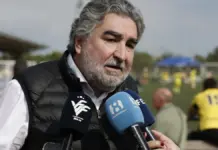 José Manuel Rodríguez Uribes durante una entrevista con EFE, acompañado por un micrófono.