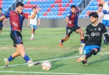 El portero de Vall de Uxó intenta frenar un tanto del rival durante el partido.