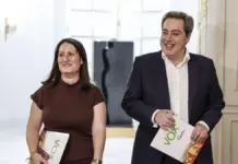 Vox confía en sumar más diputados el 29 de noviembre con candidatos ‘adecuados’ en la Comunitat Valenciana José María Llanos y Ana Vega, de Vox, en Les Corts