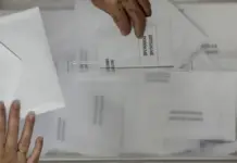Los partidos valencianos mantienen en vilo sus listas para unas generales del 29-N decisivas Persona ejerciendo su derecho al voto en una urna, fotografía de archivo