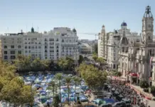 Suspendida la gala pirotécnica del domingo en València por la acampada por la vivienda Vista general de la acampada en la plaza del Ayuntamiento de València durante la Procesión Cívica de la Reial Senyera