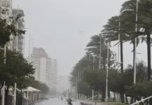 Las tormentas torrenciales seguirán castigando a la Comunitat Valenciana este lunes Paseo marítimo de Gandia con lluvia y tormenta en la costa