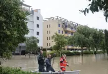 Tres fallecidos, municipios aún confinados y cientos de rescates por las lluvias torrenciales en la Comunitat Valenciana Personas en una barca circulando por calles inundadas en Guardamar de la Safor