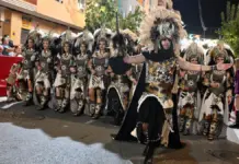 El Campello reúne a cerca de 4.500 participantes en una espectacular entrada de Moros y Cristianos