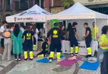 Elche enseña a salvar vidas con talleres de RCP y desfibriladores en la Plaza de Baix