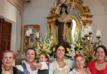 El Campello honra a su patrona con la tradicional ofrenda floral del 15 de octubre