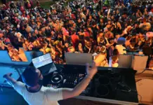 El Campello se llena de fantasía y diversión con el desfile de sus 17 comparsas de Moros y Cristianos