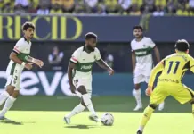 Ilias Akhomach y Thomas Lemar disputan un balón durante el partido Villarreal–Elche en La Cerámica
