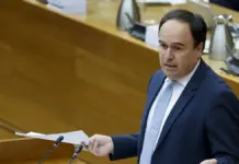 Pérez Llorca se declara tranquilo ante el supuesto dosier y reta al PSPV a llevarlo a los juzgados Juanfran Pérez Llorca interviene en el pleno de Les Corts Valencianes, con micrófonos y público
