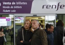 Pasajeros en la estación Joaquín Sorolla de Valencia