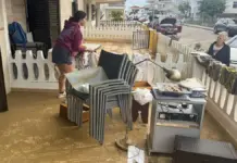 Vecina saca pertenencias a una terraza tras el paso de la dana Adam en la Comunitat Valenciana