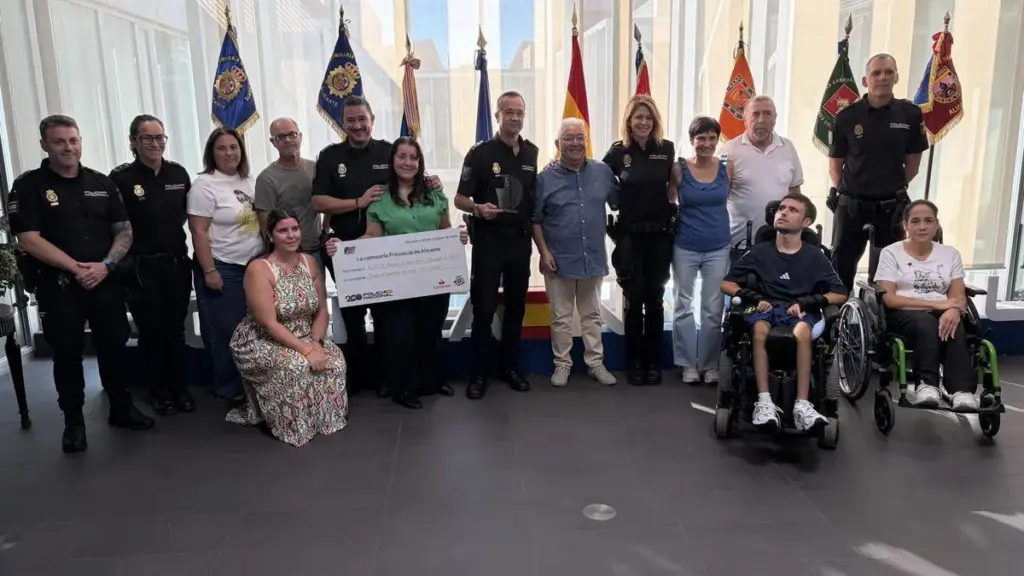 Cheque de la carrera Ruta 091 entregado a AEBHA con el comisario jefe provincial Pedro Montore presente.