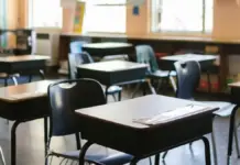 Más de 200.000 alumnos valencianos harán un cuestionario sobre su realidad educativa en 2026-2027 Aula vacía con mesas y sillas escolares.