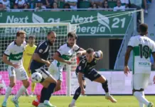 Marc Aguado y Borja Iglesias disputan un balón en el estadio Manuel Martínez Valero.