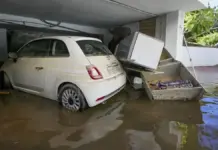Plaza de aparcamiento inundada en Oliva, con agua cubriendo el suelo