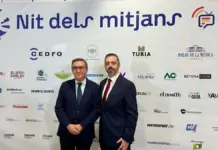 El conseller José Antonio Rovira y el periodista Javier Furió posan durante un acto de la Generalitat.