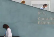 Personas con mascarilla en un hospital