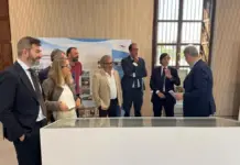 Luis Rodríguez visita exposiciones del 125 aniversario en el antiguo edificio de Sanidad y la Lonja del Pescado.
