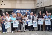 Agentes de la Policía Nacional ofrecen una charla a personas mayores en un centro de Alicante