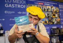 Jon Aguirre, chef del restaurante Goiherri, posa en Legazpi tras ganar el concurso de tortilla de patatas.