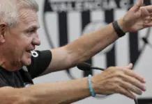 Javier Aguirre, entrenador del Valencia CF, en una imagen en un evento deportivo.