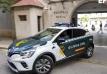 Coche de la Guardia Civil saliendo de la comandancia en Alcoy