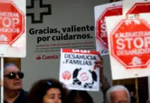 Un juzgado de Alicante frena el desahucio de una madre y sus tres hijos hasta 2030 Desahucio, imagen de archivo: vivienda y puerta en un contexto de desalojo.