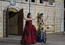 El Campello recupera sus llaves y despide sus Moros y Cristianos entre fuegos artificiales