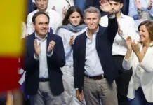 Alberto Núñez Feijóo con Juanfran Pérez Llorca y María José Catalá en la clausura de un mitin en Valencia