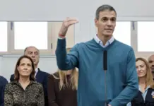 La alcaldesa Yolanda Pastor atiende al presidente Pedro Sánchez tras su visita al Puesto de Mando Avanzado en Oliva.