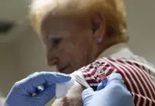 Mujer recibe una dosis de la vacuna de la gripe en una campaña de vacunación