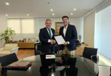 Carlos Baño y Luis Barcala firman el convenio del Bono Comercio de Alicante 2026 ante representantes.
