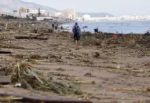 Los vecinos de la costa sur de Valencia empiezan a limpiar tras la devastadora dana Adam Playa de Oliva (Valencia) tras la dana Adam, con cielo despejado y agua reducida