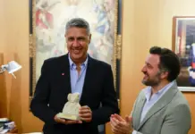 Xavier Albiol y Pablo Ruz en el ayuntamiento de Elche, durante la firma en el libro de honor.