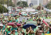 Manifestación en Valencia vista general con personas reunidas y pancartas