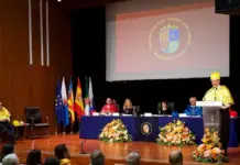 Retrato del doctor Nicolás Olea explicando la relación entre el cuerpo y el ambiente.